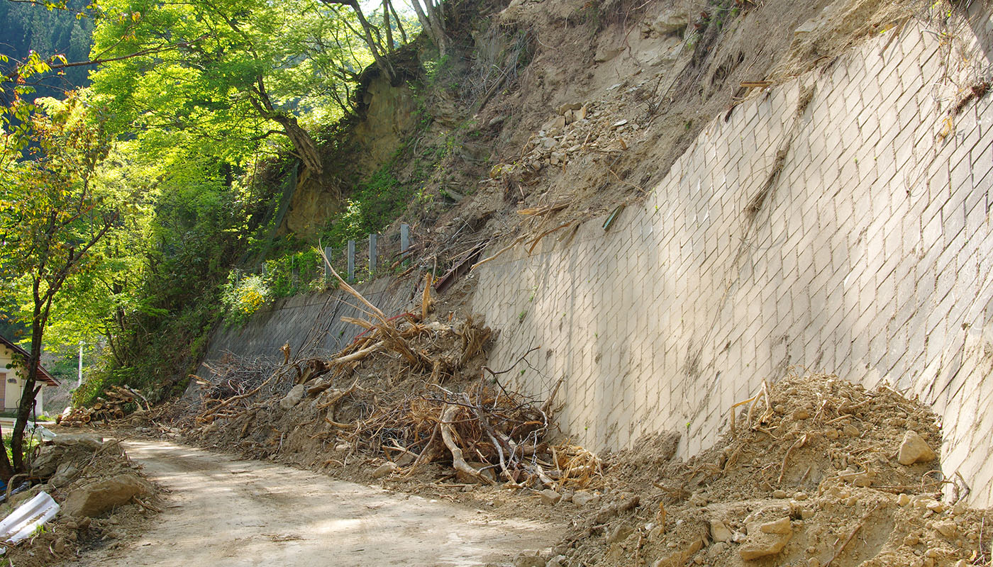 土砂崩れの山道